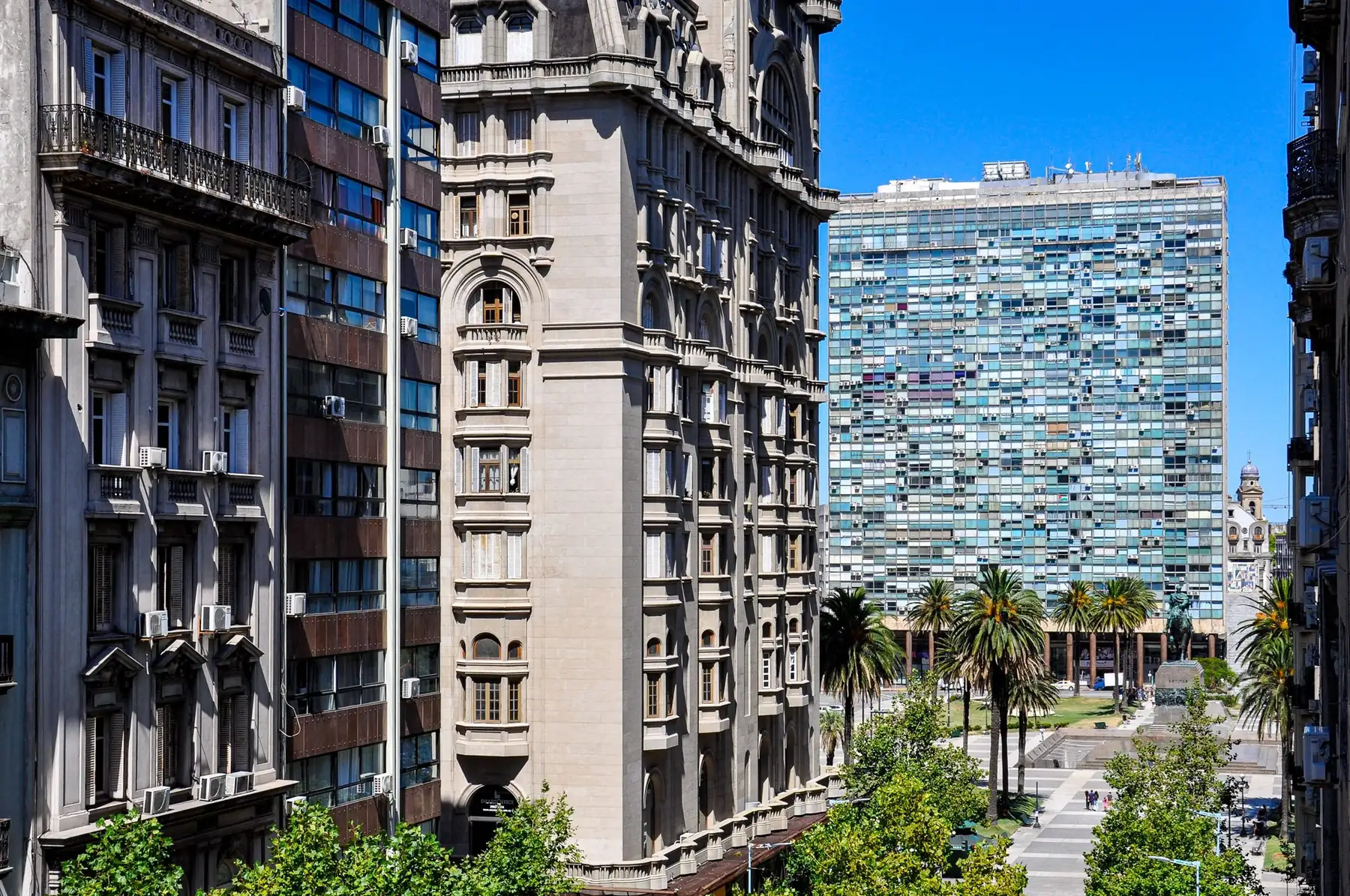 Edificios antiguos y nuevos en Montevideo
