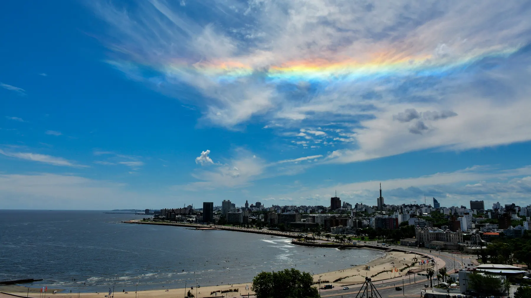 La rambla de Montevideo con la ciudad al fondo