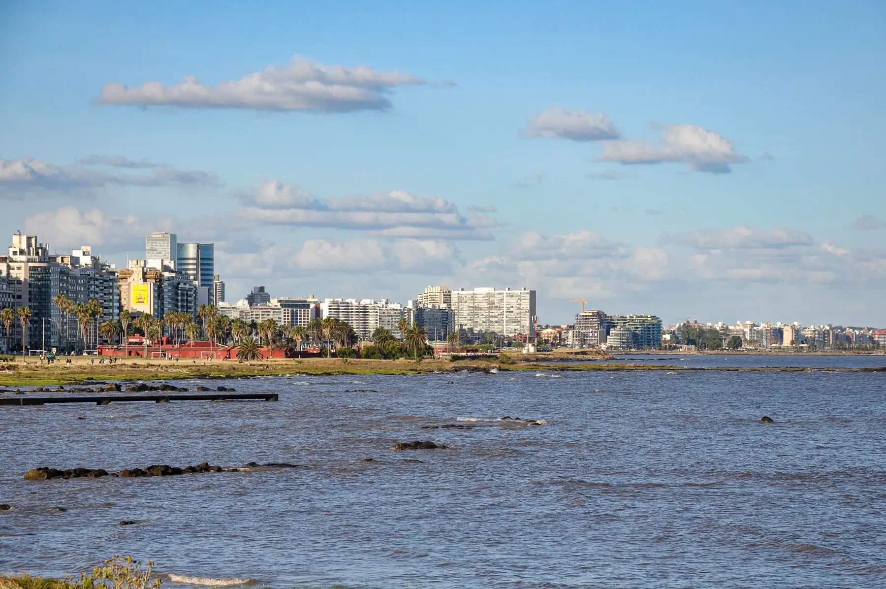 La costa de Montevideo con la ciudad a lo lejos