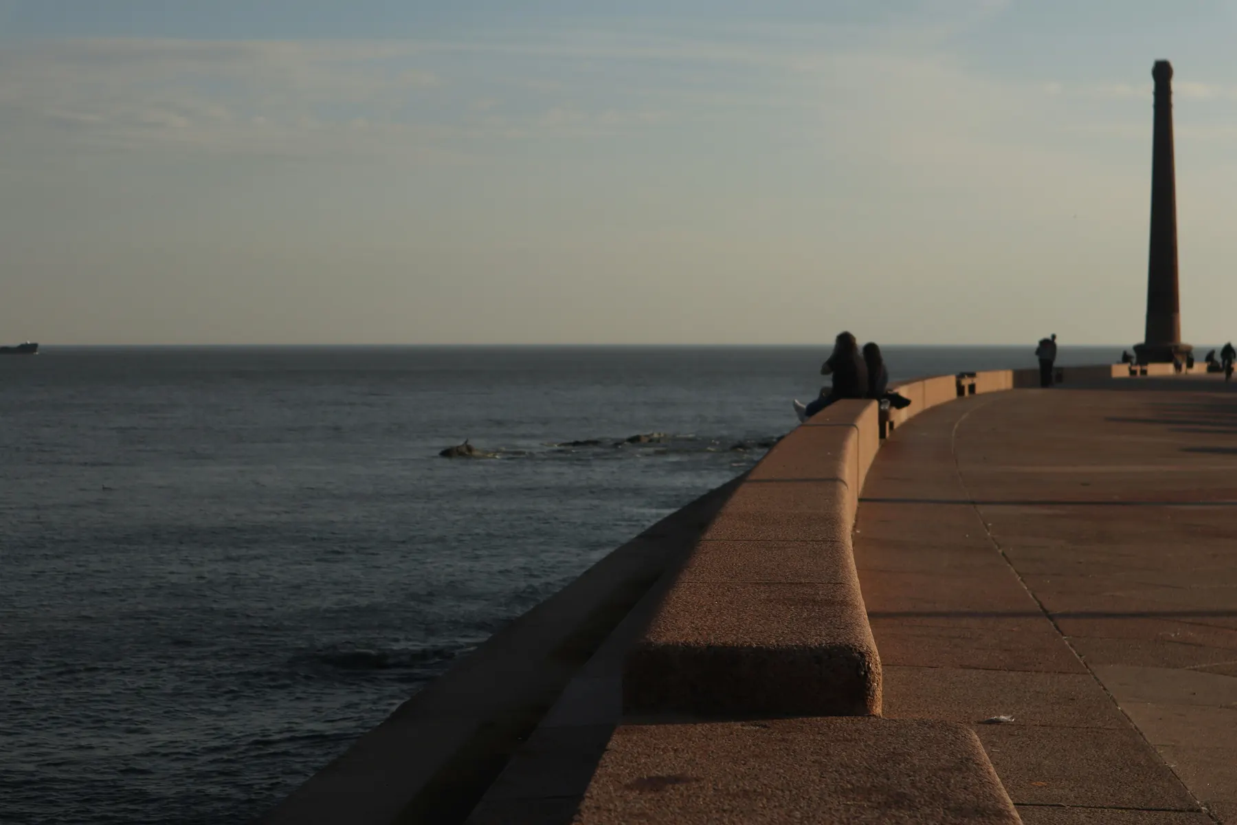 La escollera de Montevideo sobre el Rio de la Plata