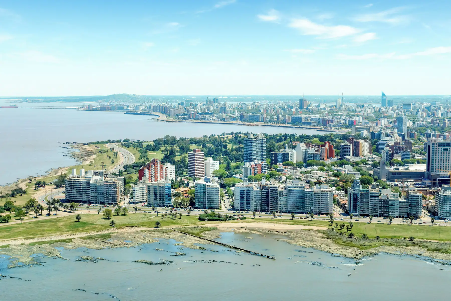 Montevideo desde el aire: la costa, Pocitos y el centro al fondo