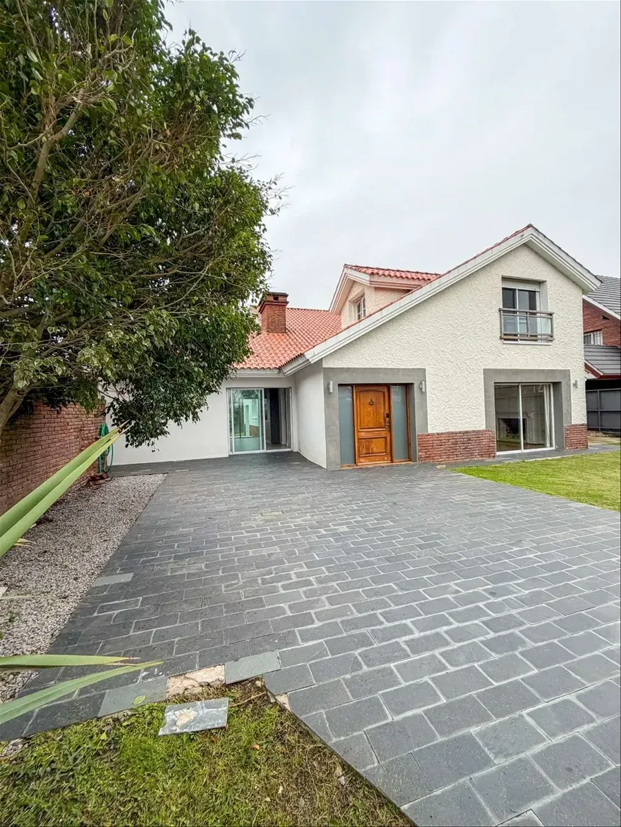 Casa de 363 m² con piscina frente al lago — foto 1 de 5